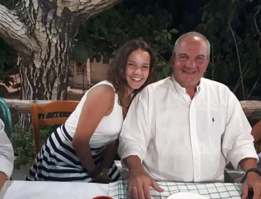 Στιγμές οικογενειακής χαλάρωσης για τον Κωνσταντίνο Καραμανλή σε ταβέρνα στην Λευκάδα (φώτο)